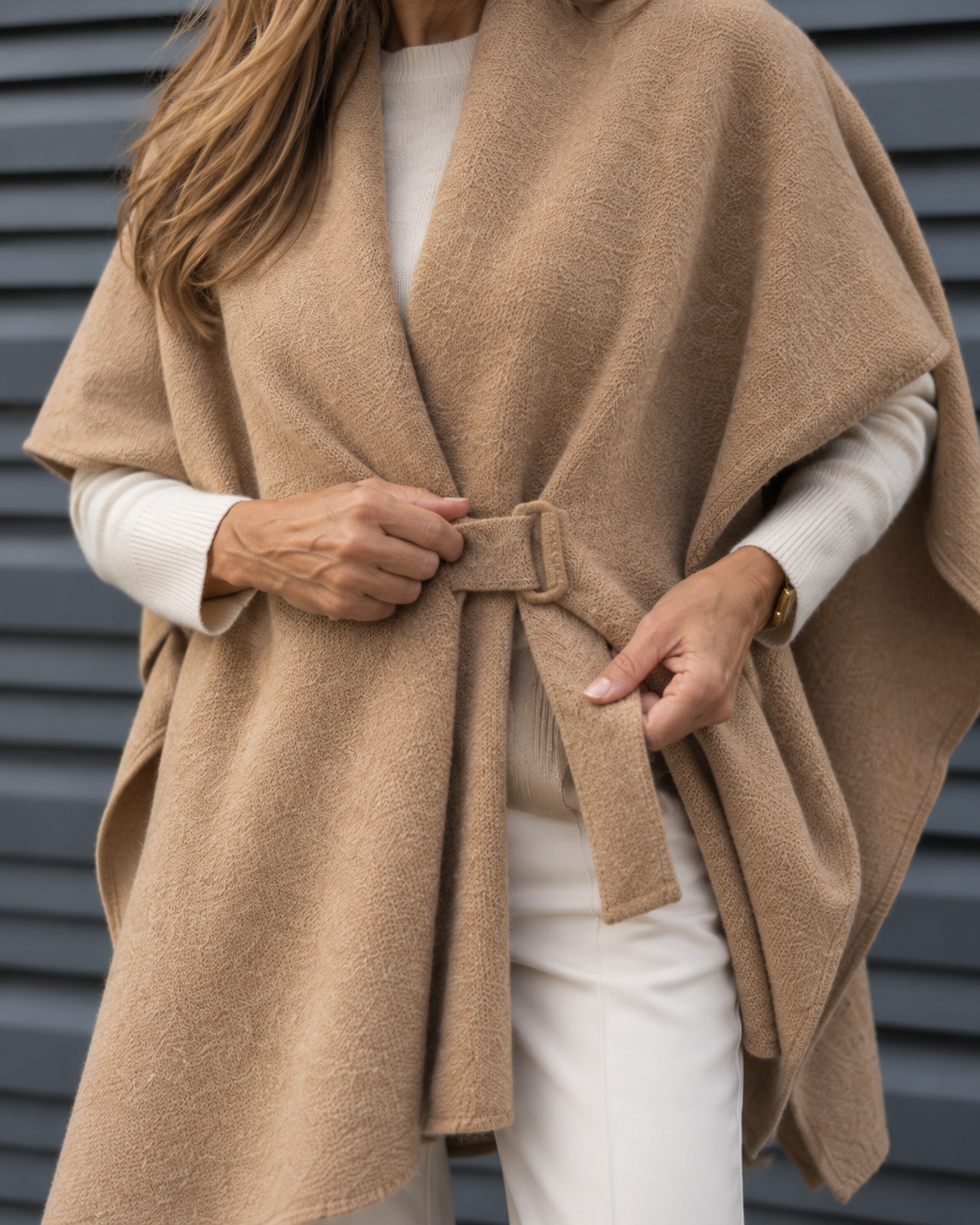 Detalle de la trabilla del Poncho Elena