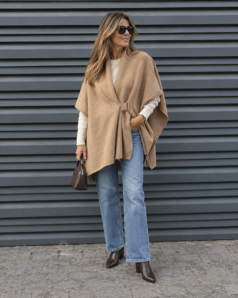 Poncho Elena camel puesto con trabilla
