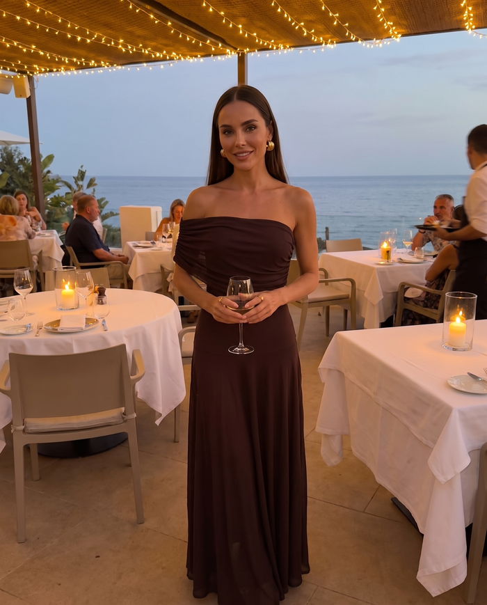 Kora Vestido Maxi chocolate con pendientes Luna en una cena