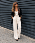 Blazer Leonor negro barroco con pantalón crema ancho, look completo