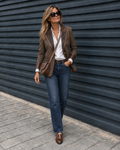Blazer Candela de espiga marrón con vaqueros y bolso bandolera, look completo