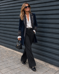 Chaqueta Aurora larga azul marino bordada con pantalón negro, look completo