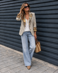 Blazer Inés de rayas bohemias con vaqueros anchos y cesta, look completo