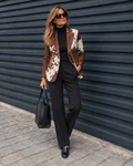 Blazer Lola estampado vaca con jersey negro y pantalón negro, look completo