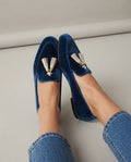 Mocasín Cecilia — Terciopelo Azul con Borlas