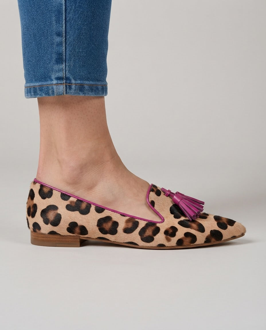 Mocasín Ilaria — Leopardo con Borlas Fucsia