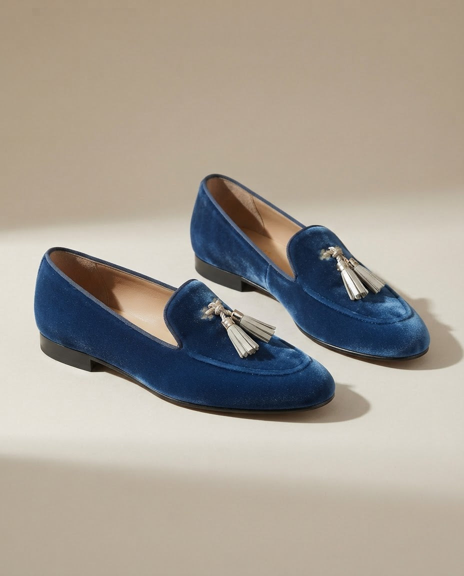 Mocasín Cecilia — Terciopelo Azul con Borlas