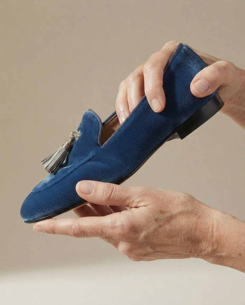 Mocasín Cecilia — Terciopelo Azul con Borlas