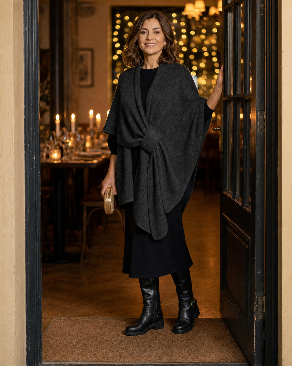 Mujer con el poncho gris oscuro y vestido negro